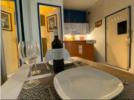 Location
Luxurious, fully-equipped, spacious, high-ceilinged studio located close to Rue Cler and the Eiffel Tower. (loyer tout inclus)