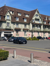 
                                                                                        Location
                                                                                         Magnifique Rez de jardin sur les hauteurs de Deauville (loyer tout inclus)