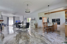 
                                                                                        Vente
                                                                                         Maison 5 pièces