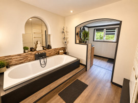 
                                                                                        Vente
                                                                                         Maison 6 pièces