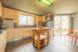 
                                                                                        Vente
                                                                                         Maison 6 pièces avec piscine et 1500 m² de terrain