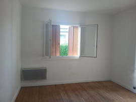 
                                                                                        Location
                                                                                         Maison avec garage et terrain