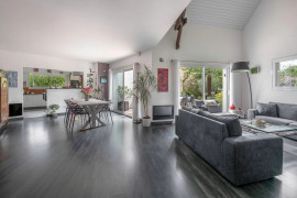 
                                                                                        Vente
                                                                                         Maison avec piscine intérieure à Guérande - Proche de la Mer et des commodités