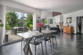 
                                                                                        Vente
                                                                                         Maison avec piscine intérieure à Guérande - Proche de la Mer et des commodités