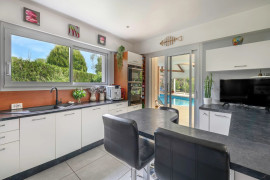 
                                                                                        Vente
                                                                                         Maison avec piscine intérieure à Guérande - Proche de la Mer et des commodités