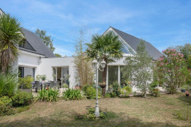 
                                                                                        Vente
                                                                                         Maison avec piscine intérieure à Guérande - Proche de la Mer et des commodités