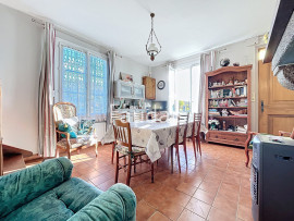 
                                                                                        Vente
                                                                                         Maison avec potentiel d'agrandissement et grand terrain à 10