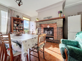 
                                                                                        Vente
                                                                                         Maison avec potentiel d'agrandissement et grand terrain à 10