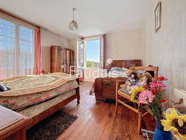 
                                                                                        Vente
                                                                                         Maison avec potentiel d'agrandissement et grand terrain à 10