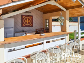 
                                                                                        Vente
                                                                                         Maison avec sous-sol complet, piscine et jardin