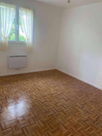 
                                                                                        Location
                                                                                         Maison dans résidence tranquille