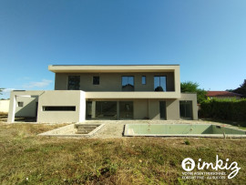 Vente
Maison d'architecte de 206m² - piscine et brasero