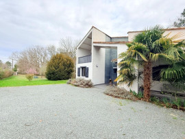 
                                                                                        Vente
                                                                                         Maison de 170m2; 4 chambres avec dépendances et garages 3780m2 de terrain