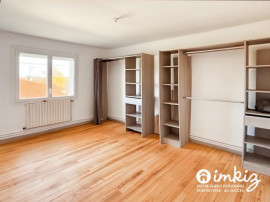 
                                                                                        Vente
                                                                                         Maison de campagne de 7 pièces et hangar