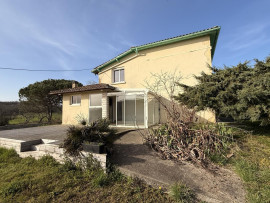 
                                                                                        Vente
                                                                                         Maison de campagne de 7 pièces et hangar