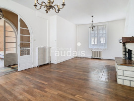 
                                                                                        Vente
                                                                                         MAISON DE CARACTERE AVEC DEPENDANCE PROCHE COMMERCES