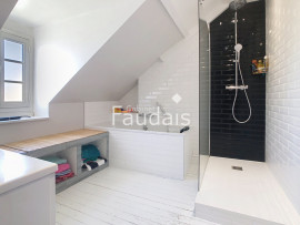
                                                                                        Vente
                                                                                         Maison de caractère en pierre proche commerces et écoles, en