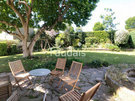 
                                                                                        Vente
                                                                                         Maison de caractère en pierre proche commerces et écoles, en