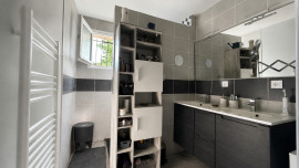 
                                                                                        Vente
                                                                                         MAISON DE PLAIN-PIED 115 m² • 1 285 m² DE TERRAIN • 5 PIECES - PISCINE/TERRAIN PETANQUE
