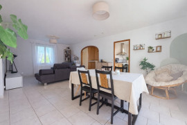 
                                                                                        Vente
                                                                                         Maison de plain-pied,3 chambres, un garage , 1254m2 de terrain clos