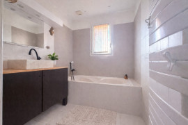 
                                                                                        Vente
                                                                                         Maison de plain-pied,3 chambres, un garage , 1254m2 de terrain clos