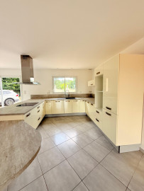 
                                                                                        Vente
                                                                                         Maison de standing ; 5 chambres; Vue dégagée/calme