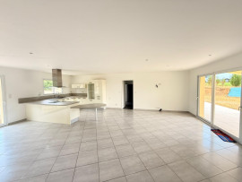 
                                                                                        Vente
                                                                                         Maison de standing ; 5 chambres; Vue dégagée/calme