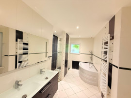 
                                                                                        Vente
                                                                                         Maison de standing ; 5 chambres; Vue dégagée/calme