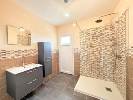 
                                                                                        Vente
                                                                                         Maison de standing ; 5 chambres; Vue dégagée/calme