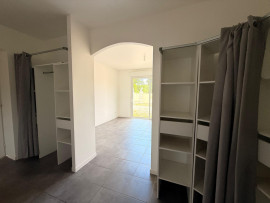 
                                                                                        Vente
                                                                                         Maison de standing ; 5 chambres; Vue dégagée/calme