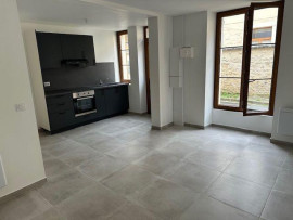 
                                                                                        Location
                                                                                         Maison de ville rénovée - Centre-ville Chamarande