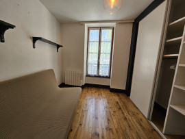 
                                                                                        Location
                                                                                         Maison de ville T4, surface au sol 92.83m² avec jardin. Calme et commodités à proximité.