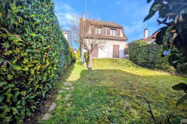 
                                                                                        Vente
                                                                                         Maison familiale à Ormesson avec jardin et fort potentiel