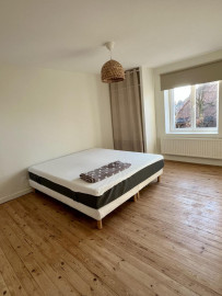 
                                                                                        Location
                                                                                         Maison familiale idéalement située.