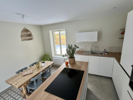 
                                                                                        Location
                                                                                         Maison familiale idéalement située.