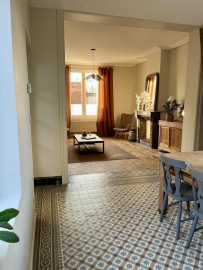 
                                                                                        Location
                                                                                         Maison familiale idéalement située.