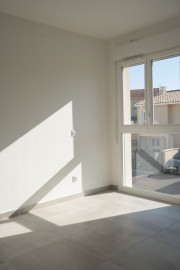 
                                                                                        Location
                                                                                         Maison neuve, quartier calme.