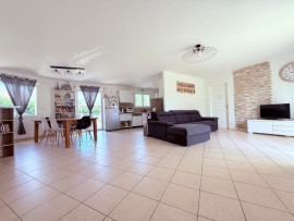 
                                                                                        Vente
                                                                                         Maison plain-pied 130 m² – 4 chambres – piscine – terrain 3 200 m² – assainissement conforme