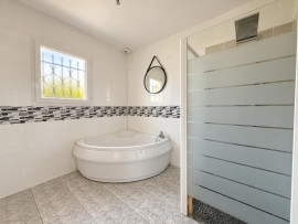 
                                                                                        Vente
                                                                                         Maison plain-pied 130 m² – 4 chambres – piscine – terrain 3 200 m² – assainissement conforme