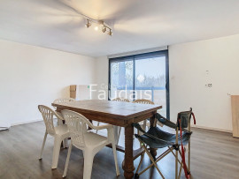 
                                                                                        Vente
                                                                                         Maison trois chambres avec hangar ouvert