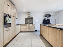 
                                                                                        Vente
                                                                                         Maison trois chambres avec hangar ouvert