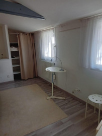 
                                                                                        Location
                                                                                         Maisonnette rénovée très bien isolée calme assuré