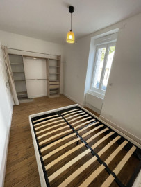 
                                                                                        Location
                                                                                         Maisonnette T2 37m² rénovée avec jardin privatif
