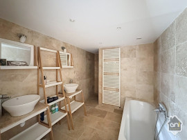 
                                                                                        Vente
                                                                                         Mas Mitoyen avec dépendances et piscine.