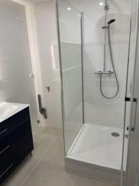 
                                                                                        Location
                                                                                         Meublé très lumineux et climatisé, place Guichard