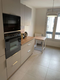 
                                                                                        Location
                                                                                         Meublé très lumineux et climatisé, place Guichard
