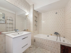 
                                                                                        Vente
                                                                                         Nice - 4 pièces traversant au coeur d'une résidence élégante