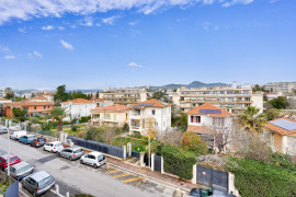 Vente
Nice - Au calme d'une rue paisible dans le quartier Cimiez Flirey