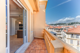 
                                                                                        Vente
                                                                                         Nice – Carré d’Or : Charmant 3 pièces de 88 m² niché au dernier étage d’une élégante résidence bourgeoise.