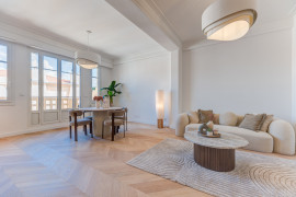 
                                                                                        Vente
                                                                                         Nice – Carré d’Or : Charmant 3 pièces de 88 m² niché au dernier étage d’une élégante résidence bourgeoise.